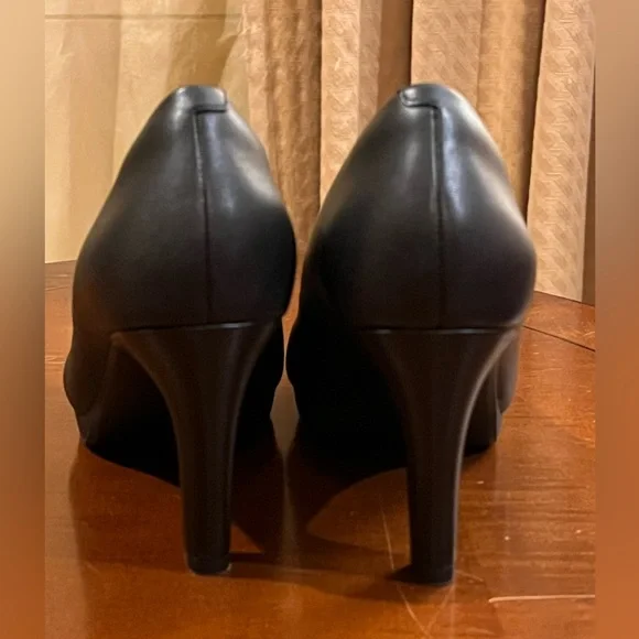 Clarks Ultimate Comfort heels/ pumps. Cushioned insole, arch support. Black. 9 - Picture 8 of 15